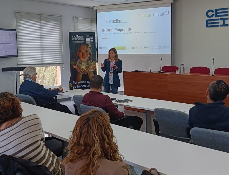 Lourdes D. Garca, de CEEI Valencia, explicando el programa Incibe Emprende.