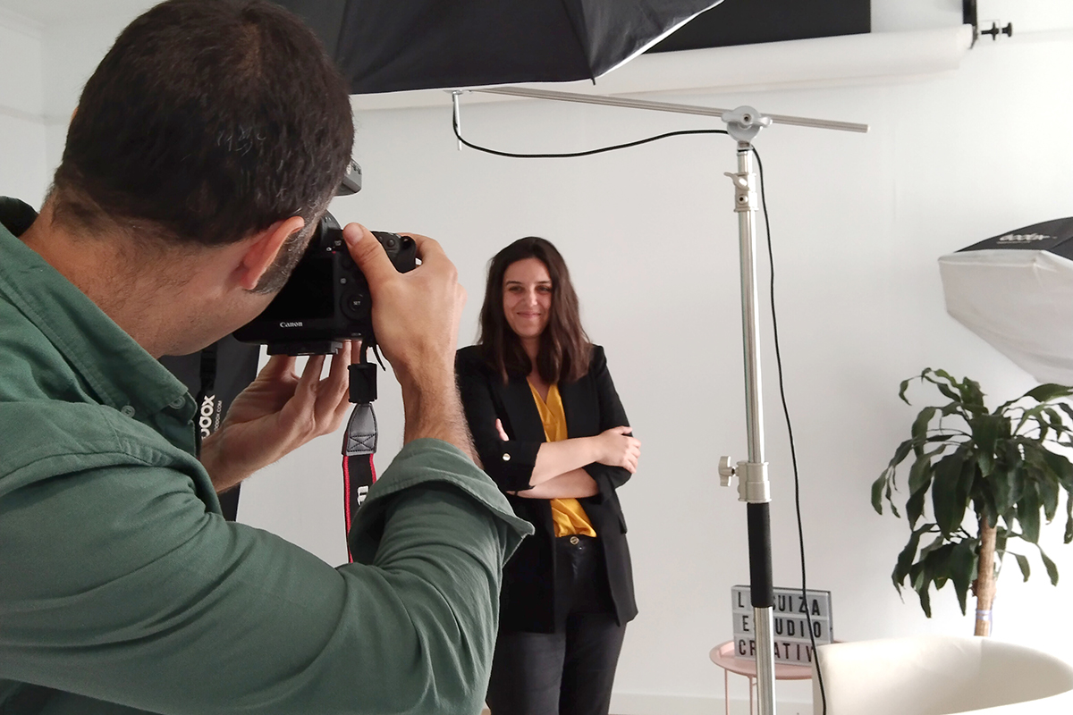 Fotografía de marca personal para profesionales que no se sienten cómodos frente a la cámara