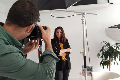 Fotografía de marca personal para profesionales que no se sienten cómodos frente a la cámara