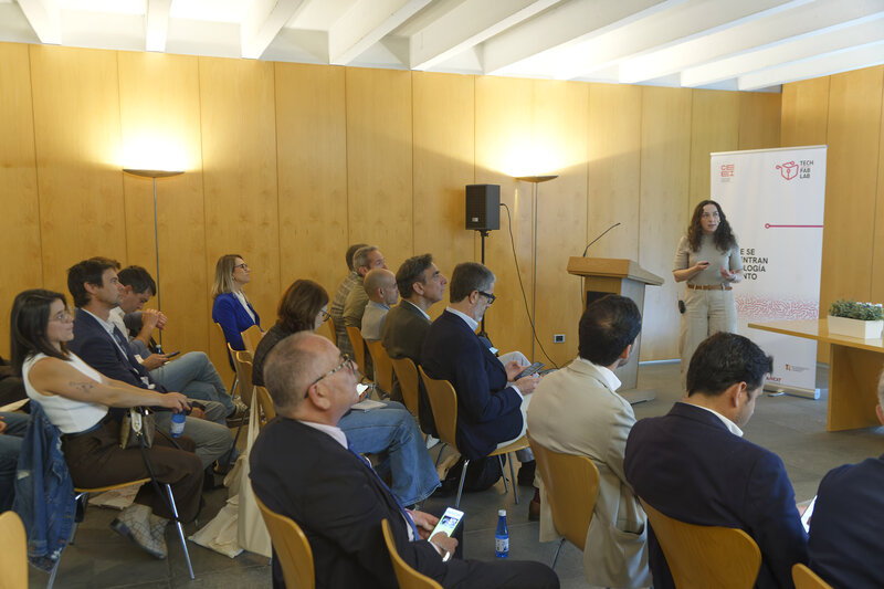 Estefan�a Pastor, durante su ponencia sobre comunicaci�n para startups