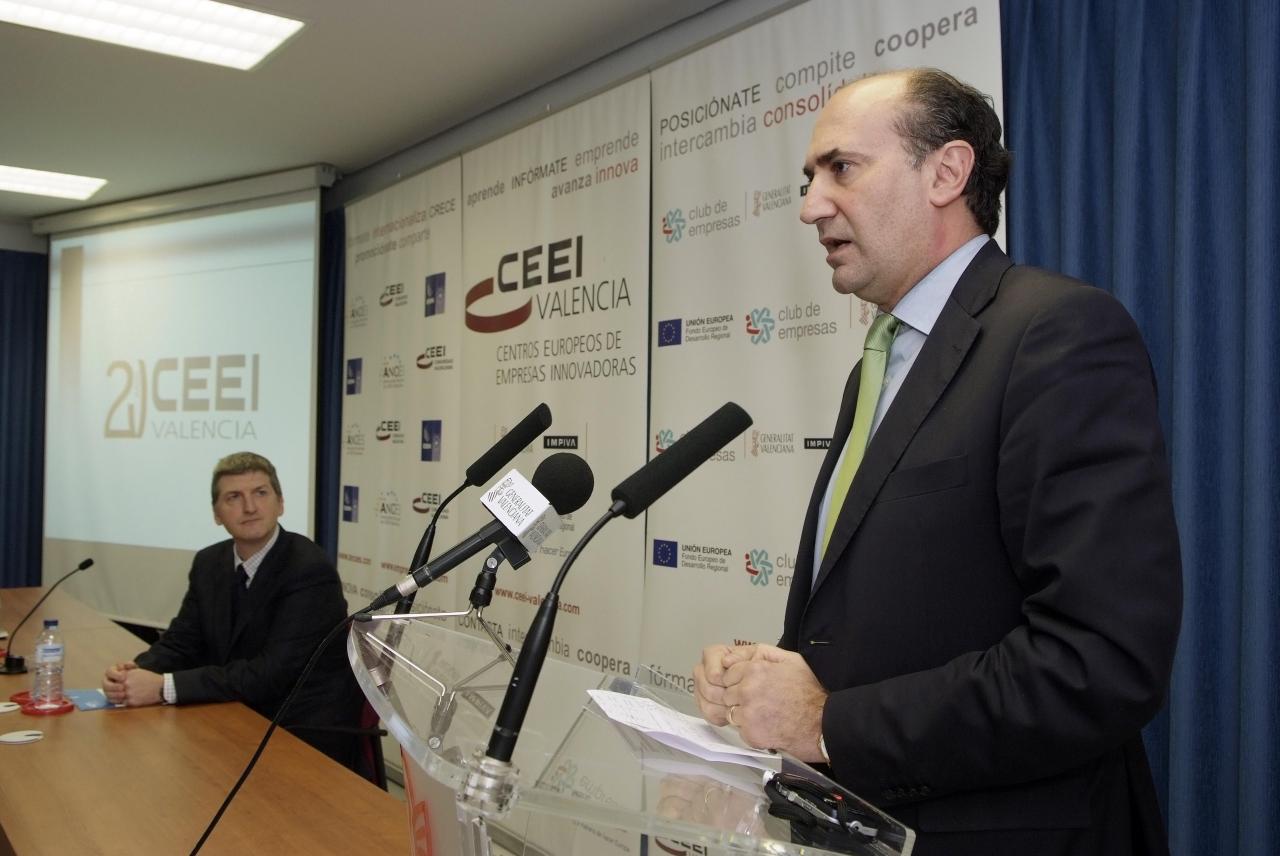 Honorable Sr. D. Enrique Verdeguer, Conseller d'Economia, Indústria i Comerç, durante la clausura del acto