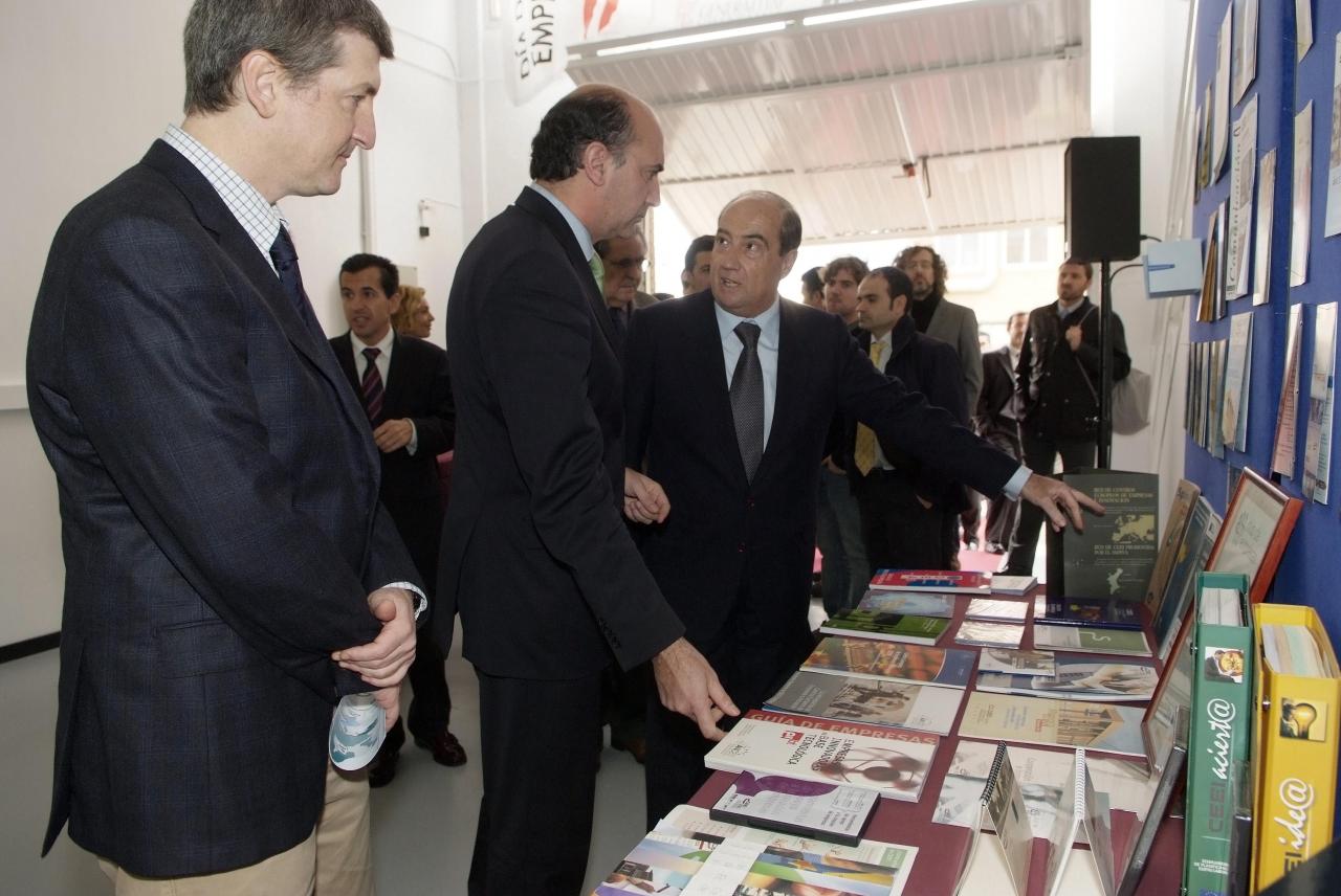 Autoridades durante Exposicin Conmemorativa del 20 Aniversario