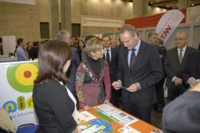 288 Albert Fabra visita stands de empresas reciente creación