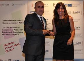 ngela Prez, Promotora y Gerente de Instituto de Medicina Genmica (IMEGEN) recogiendo el premio
