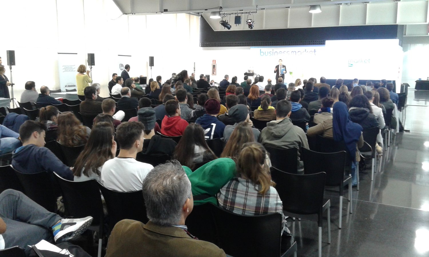 Un proyecto de láminas adhesivas sin pegamento consigue el premio del V Business Market