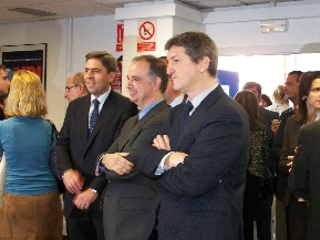 Vicente Rambla visita el stand de Mirage