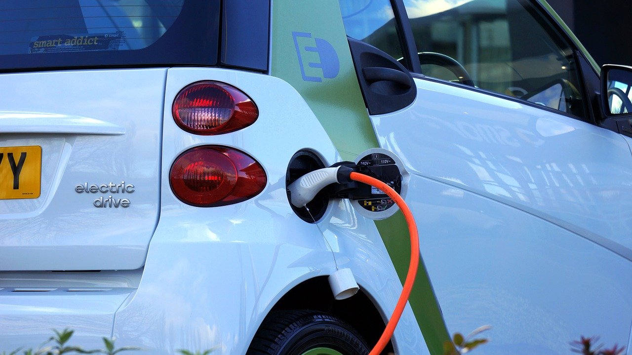 ¿Cómo instalar un punto de recarga de coche eléctrico en casa?