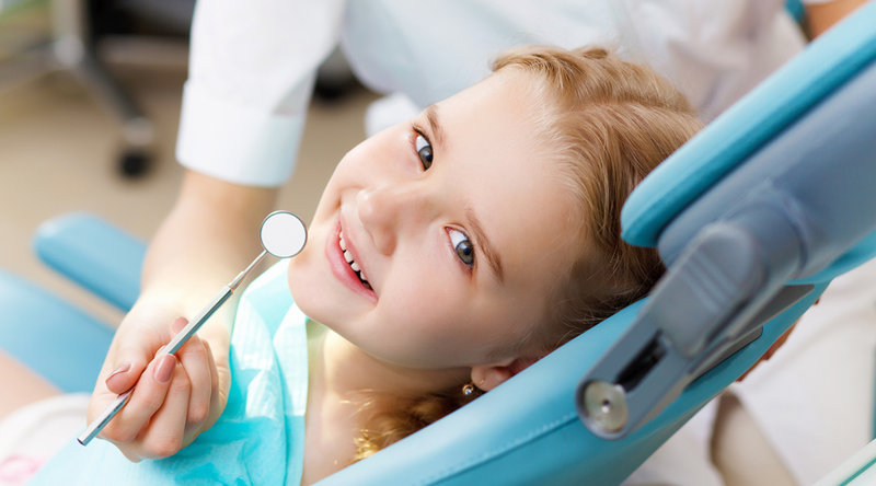 Odontopediatría: ¿A qué edad debes llevar a tus hijos a su primera visita?